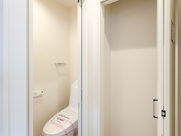 2号棟【サニタリー収納】トイレットペーパーなどの日用品や掃除機の収納にぴったり!