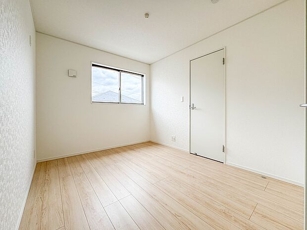 4号棟【子供部屋5.2帖】お子様のお部屋にぴったりなクロークを備えたフローリング仕様の洋室です。