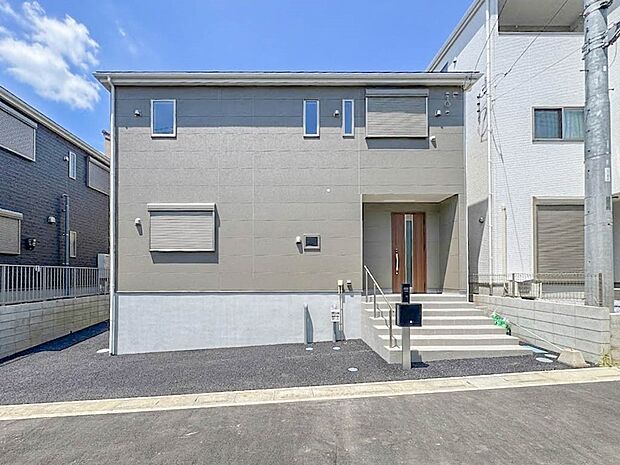 4号棟【外観】家族の温かさと陽光の暖かさ、楽しい毎日と明るい未来を予感させる「空間が織り成すひとつ先の住み心地」を演出します。