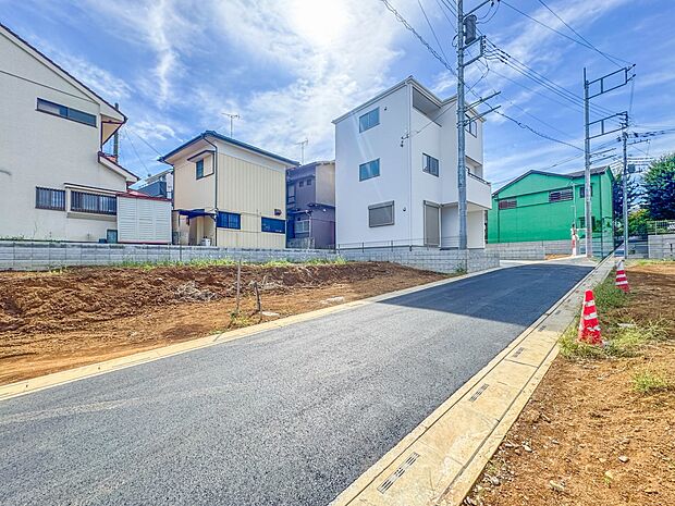 4号棟【前面道路4M】家の前は美しい通りになっていますが、クルマが比較的少なく。家のまわりで遊ぶお子さまも安心です。