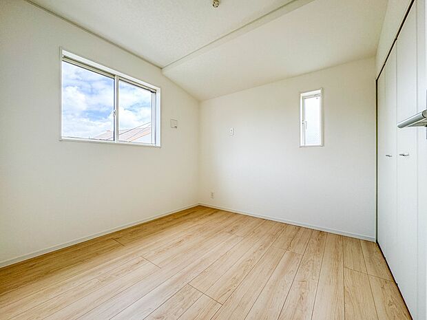 2号棟【子供部屋4.5帖】お子様のお部屋にぴったりなクロークを備えたフローリング仕様の洋室です。