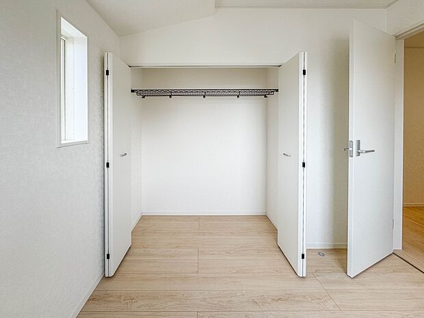 2号棟【収納　子供部屋4.5帖】各部屋を最大限に広く使って頂ける様、全居住スペースに収納付。プライベートルームはゆったりと快適に。