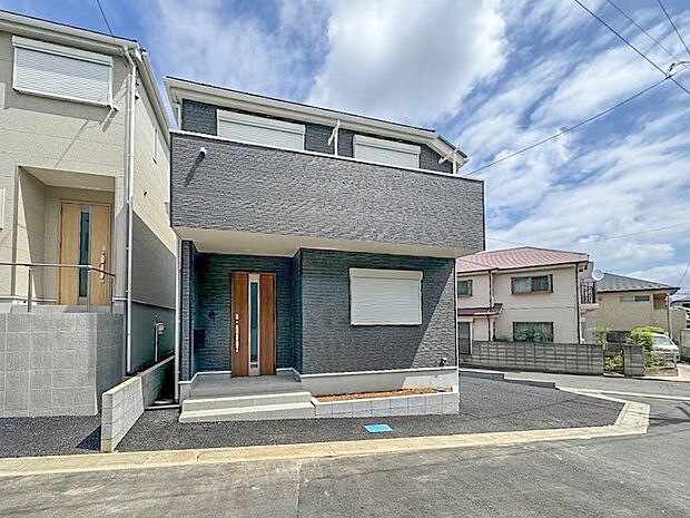 2号棟【外観】家族の温かさと陽光の暖かさ、楽しい毎日と明るい未来を予感させる「空間が織り成すひとつ先の住み心地」を演出します。