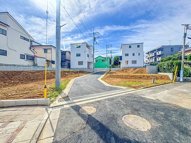 2号棟【前面道路】家の前をまっすぐの通りが走っている。クルマは少なく、人々は毎朝、ウォーキング、ジョギング、犬の散歩など、フリーな朝時間を過ごしている。