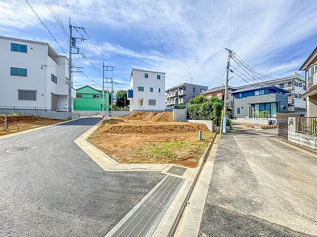 2号棟【前面道路4M】家の前は美しい通りになっていますが、クルマが比較的少なく。家のまわりで遊ぶお子さまも安心です。