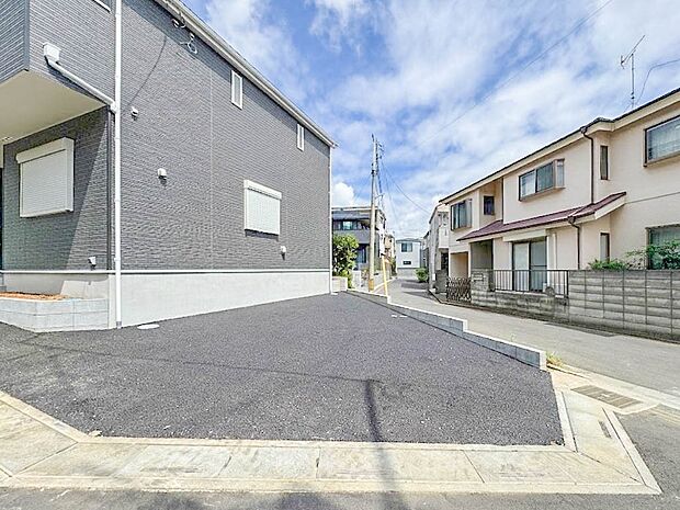 2号棟【駐車場】ゆったりとした駐車スペースを確保。大きめのお車でもOK。