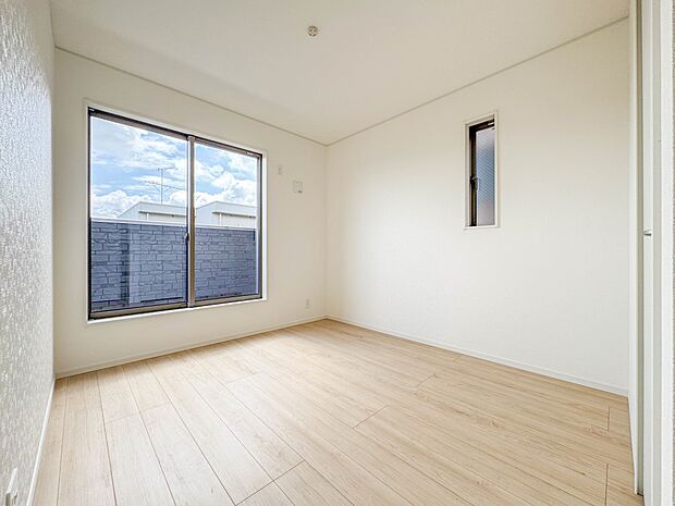 3号棟【子供部屋5.2帖】お子様のお部屋にぴったりなクロークを備えたフローリング仕様の洋室です。