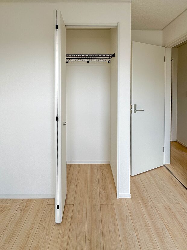 3号棟【収納 洋室5.2帖】各部屋を最大限に広く使って頂ける様、全居住スペースに収納付。プライベートルームはゆったりと快適に。