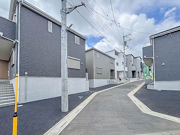 3号棟【前面道路4m】車の通行が少ないので、静かな住環境を維持することができます。