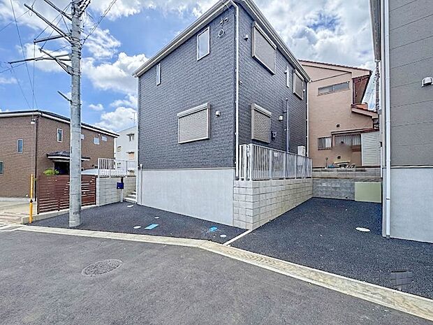 3号棟【外観】家族の温かさと陽光の暖かさ、楽しい毎日と明るい未来を予感させる「空間が織り成すひとつ先の住み心地」を演出します。