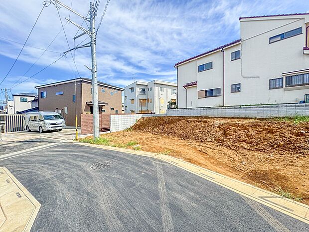 3号棟【前面道路4M】家の前をまっすぐの通りが走っている。クルマは少なく、人々は毎朝、ウォーキング、ジョギング、犬の散歩など、フリーな朝時間を過ごしている。
