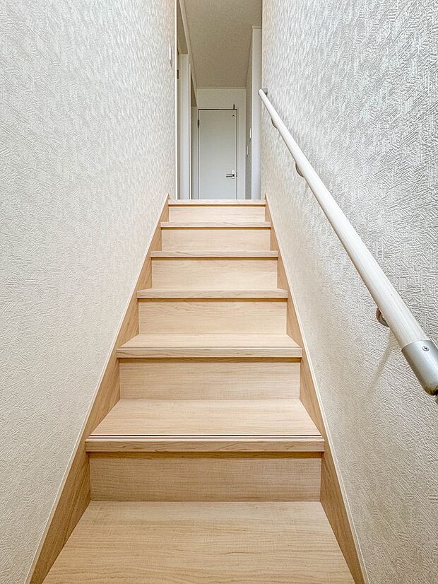 3号棟【手すり付階段】手すりがないと階段の昇り降りで危険なことはもちろん、壁に手をつきながら歩くことで壁紙が汚れやすくなります。すべての方に快適に昇り降りしていただくため、手すりを設置しまし…