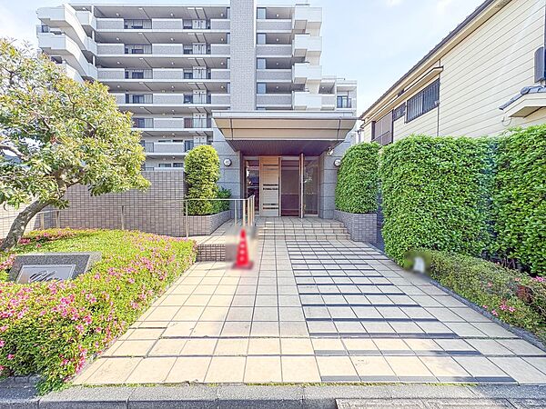 【エントランス】その住居の第一印象となるのがエントランスホールです。訪問されたお客さまをやさしくお迎えします。エントランスホールは、いわば住居の顔です。
