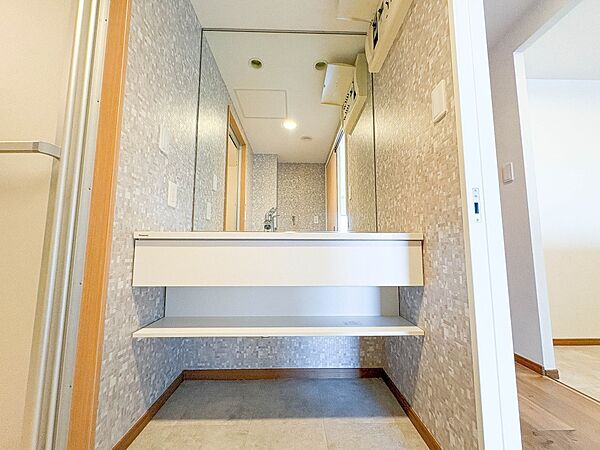 【洗面台】十分な大きさの洗面台は、身だしなみチェックや歯磨きなど、朝の慌ただしい時間でもホテルライクなスペースで余裕とゆとりを感じて頂けます。