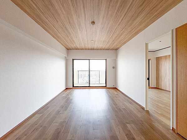 【LDK15.2帖＋南側ワイドバルコニー】室内には豊かな陽光が注ぎ込み、爽やかな住空間を演出。
