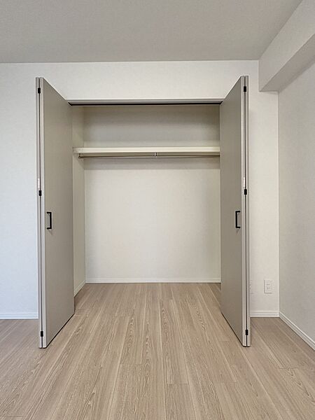 ・たっぷりのクローゼット収納。