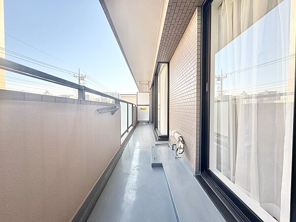 【バルコニー】  バルコニーから差し込む陽光・通風は、住環境・快適性と共に有り続ける貴重な「財産」です。