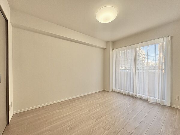 独立性を高めたお部屋。たっぷりの収納も配備しており、片付いた空間を実現出来そう。陽光も降り注ぐ明るく開放的な空間が魅力的。