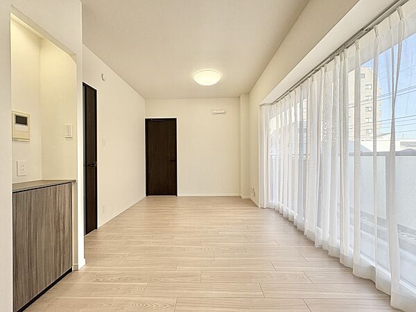シンプルなデザインの家は風情がある。住む人のこだわりを感じる。外観も内装もいたってシンプル。居心地がよく、家事や趣味、子育てなどにも集中できる。家も人間も熟成するほどシンプルになっていくよう…