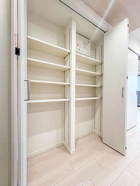 【収納】各部屋を最大限に広く使って頂ける様、全居住スペースに収納付。プライベートルームはゆったりと快適に。