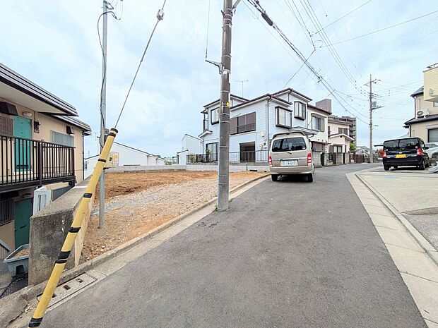 【Frontal road-前面道路-】  静かな通りに面した本物件は、落ち着いて暮らすことができます。  閑静な住宅街で比較的車の通りも少ないのでお子様も安心です。