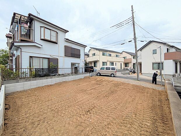堂々たる趣ながら、主張し過ぎずどこか余裕を感じさせるシャープなフォルムで佇む邸宅は、晴天の空と照らし合わせる事で、本来あるべき完成形の姿を見せてくれます。