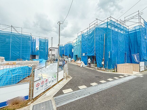 【現地土地写真】堂々たる趣ながら、主張し過ぎずどこか余裕を感じさせるシャープなフォルムで佇む邸宅は、晴天の空と照らし合わせる事で、本来あるべき完成形の姿を見せてくれます。