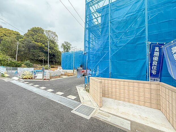 【現地土地写真】陽当りや通風性など各所に施された工夫で住みやすさを実現。部屋の大きさや周辺環境・街並など、資料には掲載していない情報が現地にはたくさんございます。是非ご確認下さい。