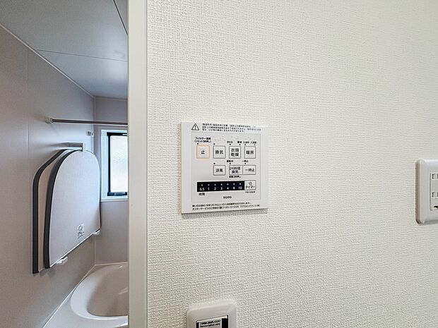【浴室暖房乾燥機】 雨の日の部屋干しは乾きにくく、生乾きの臭いが気になります。浴室暖房乾燥機があればそんな心配はいりません。換気や暖房機能もあるのでカビの発生や寒い日のヒートショックも防ぎ…
