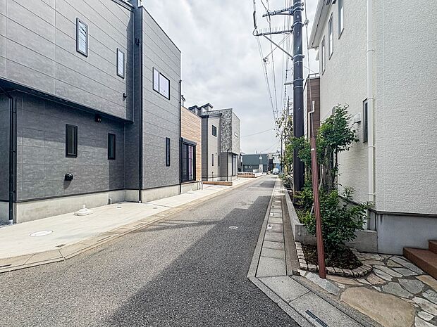 【前面道路4m】車の通行が少ないので、静かな住環境を維持することができます。