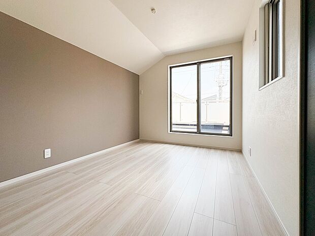 【洋室6帖】独立性を高めたお部屋。たっぷりの収納も配備しており、片付いた空間を実現出来そう。陽光も降り注ぐ明るく開放的な空間が魅力的。