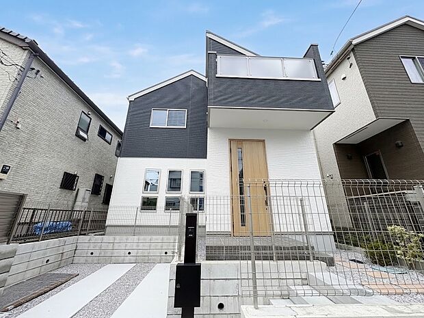 【ひとつ先の住み心地】家族の温かさと陽光の暖かさ、楽しい毎日と明るい未来を予感させる「空間が織り成すひとつ先の住み心地」を演出します。*CGにより晴天に加工しております。