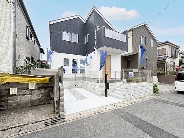 【前面道路】家の前をまっすぐの通りが走っている。クルマは少なく、人々は毎朝、ウォーキング、ジョギング、犬の散歩など、フリーな朝時間を過ごしている。*CGにより晴天に加工しております。