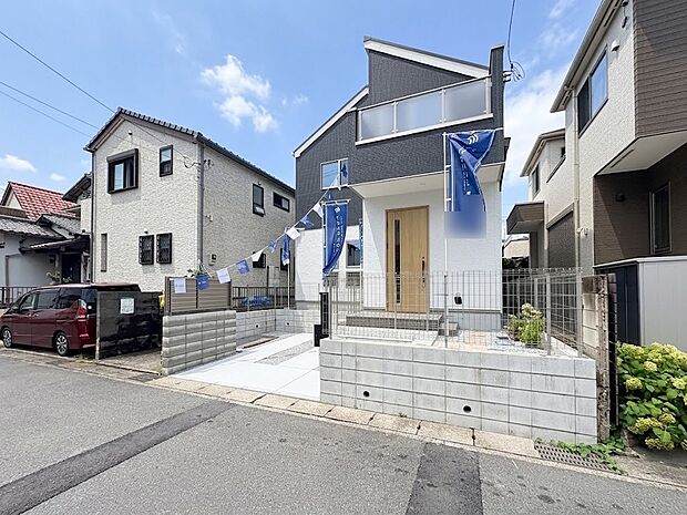 【外観】家族の温かさと陽光の暖かさ、楽しい毎日と明るい未来を予感させる「空間が織り成すひとつ先の住み心地」を演出します。*CGにより晴天に加工しております。