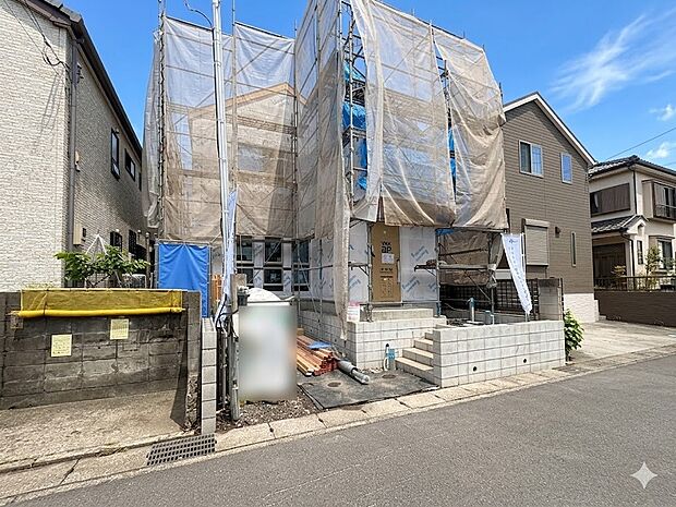 【前面道路】家の前をまっすぐの通りが走っている。クルマは少なく、人々は毎朝、ウォーキング、ジョギング、犬の散歩など、フリーな朝時間を過ごしている。＊CGにより晴天に加工しております。