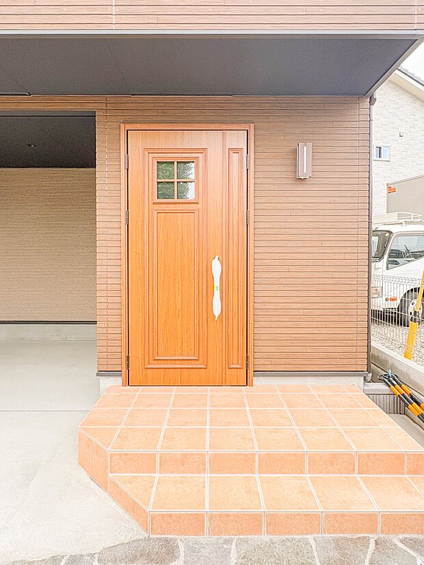 1号棟【玄関】玄関アプローチは、外観デザインの印象を左右します。