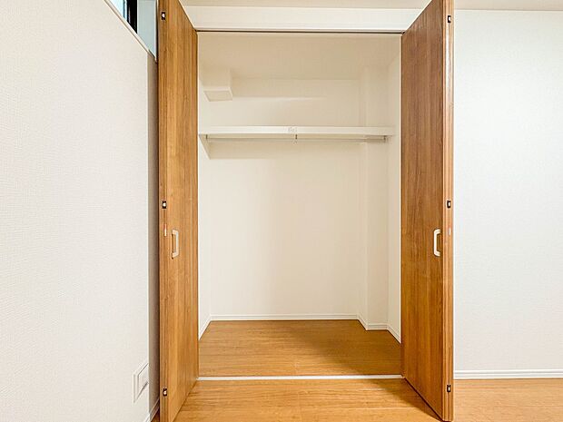 【収納】壁面クローゼットのメリットは、衣類が横一列に並ぶためひと目で洋服が選びやすいこと。衣類をたくさんお持ちの方も、限られたスペース内に無理なく収納することができます。