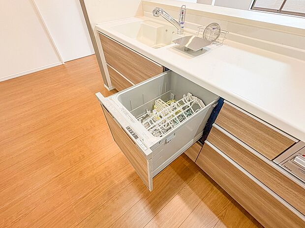 【ビルトイン食器洗乾燥機】食洗機は高温のお湯や高圧水流で汚れを効果的に落とし殺菌効果も期待できます。
