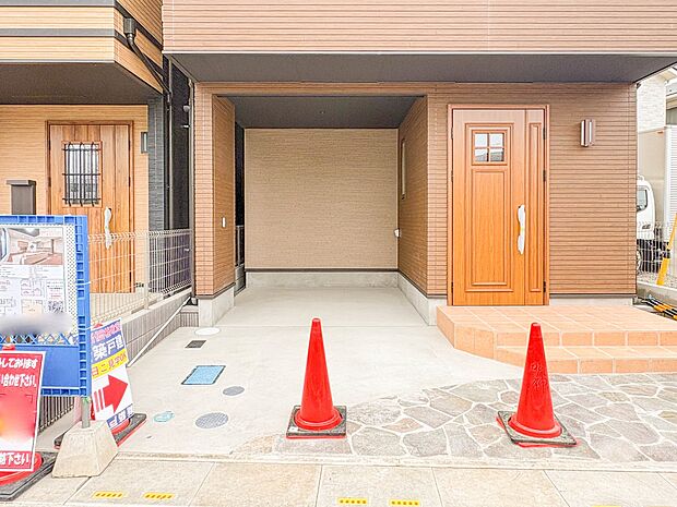 【駐車場】毎日の生活にマイカーが必須という方は、購入を検討する際、駐車場があることは大事な条件です。毎日の通勤や家族の送迎、買い物やお出かけなどクルマのある暮らしを満喫したい方は要チェック。…