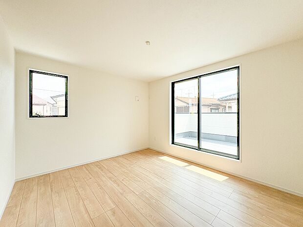 【子供部屋】お子様のお部屋にぴったりなクロークを備えたフローリング仕様の洋室です。