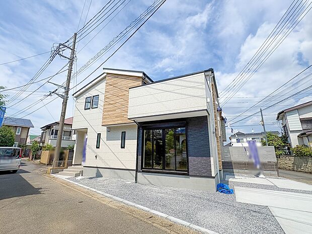 【外観】堂々たる趣ながら、主張し過ぎずどこか余裕を感じさせるシャープなフォルムで佇む邸宅は、晴天の空と照らし合わせる事で、本来あるべき完成形の姿を見せてくれます。