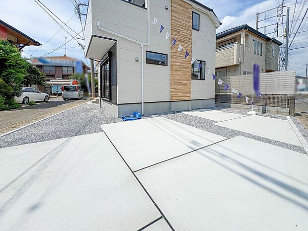 【駐車場並列3台】毎日の生活にマイカーが必須という方は、購入を検討する際、駐車場があることは大事な条件です。毎日の通勤や家族の送迎、買い物やお出かけなどクルマのある暮らしを満喫したい方は要チ…