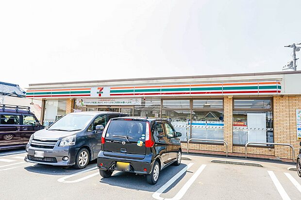 コンビニ 350m セブンイレブンさいたま佐知川店(セブンイレブンは近くて便利を掲げています。近くとは、心の近さ。便利とはモノが期待以上の品質でお客さまに届くこと。セブン銀行など新しいサービ…