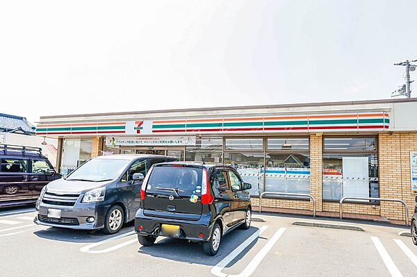 コンビニ 600m セブンイレブンさいたま佐知川店(セブンイレブンは近くて便利を掲げています。近くとは、心の近さ。便利とはモノが期待以上の品質でお客さまに届くこと。セブン銀行など新しいサービ…
