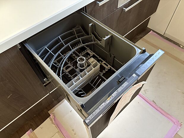 【ビルトイン食器洗浄乾燥機】食器洗いのわずらわしさから開放してくれる嬉しい設備。後片付けの手間を減らし奥様の時間を有効活用できます。お湯と洗剤を使う機会が少なくなるため、手荒れ防止にも。