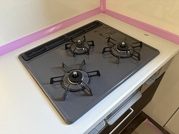【三口コンロ】奥さま目線で考え、調理に重宝する三口コンロをシステムキッチンに採用、ワイドな洗い場も設けも野菜や食器を洗うのを便利にしました。