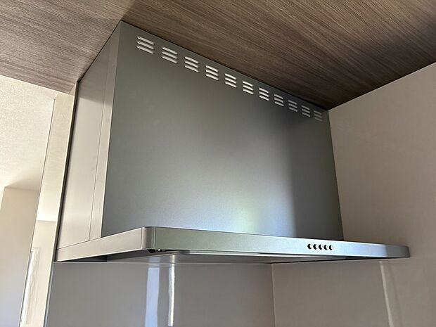【レンジフード】調理の際に発生する汚れた空気(二酸化炭素、油煙、水蒸気、ニオイなど)を、ダクトを通して屋外に排出しています。