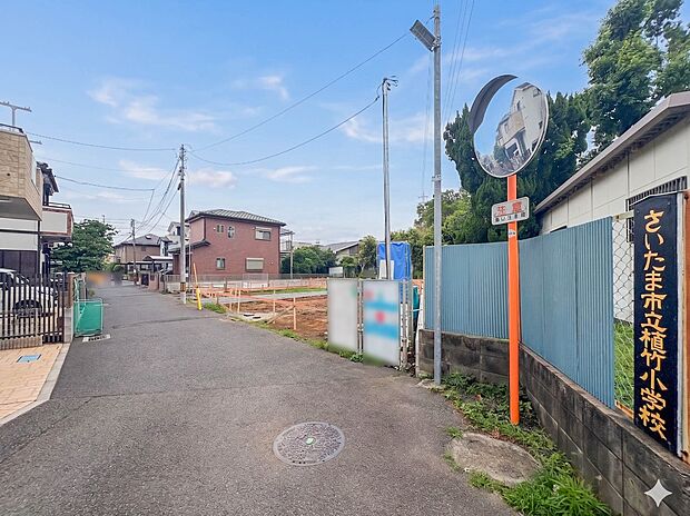 【外観】堂々たる趣ながら、主張し過ぎずどこか余裕を感じさせるシャープなフォルムで佇む邸宅は、晴天の空と照らし合わせる事で、本来あるべき完成形の姿を見せてくれます。