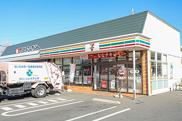 コンビニ 450m セブンイレブンさいたま盆栽町店(セブンイレブンは近くて便利を掲げています。近くとは、心の近さ。便利とはモノが期待以上の品質でお客さまに届くこと。セブン銀行など新しいサービ…