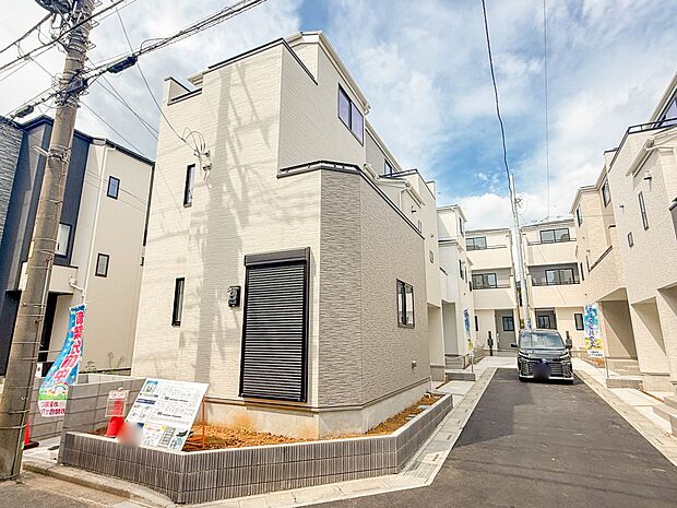 C号棟【前面道路4m】家の前をまっすぐの通りが走っている。クルマは少なく、人々は毎朝、ウォーキング、ジョギング、犬の散歩など、フリーな朝時間を過ごしている。